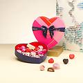 confezione regalo cuore con cioccolatini assortiti