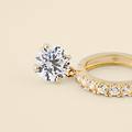 orecchini a cerchio toujours oro giallo cubic zirconia collezione toujours oro giallo