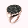 anello chevalier grande con pav&eacute; tondo in spinello nero o cubic zirconia