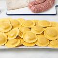 ravioli con formaggio strachitunt dop e salamella 250 g