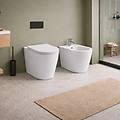 coppia sanitari wc da terra e bidet collezione forma ceramica bianca con sedile incluso