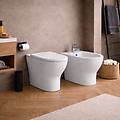 coppia sanitari wc da terra e bidet collezione pratica ceramica bianca con sedile incluso