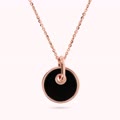 collana con pendente a bottone in pietra naturale piatta